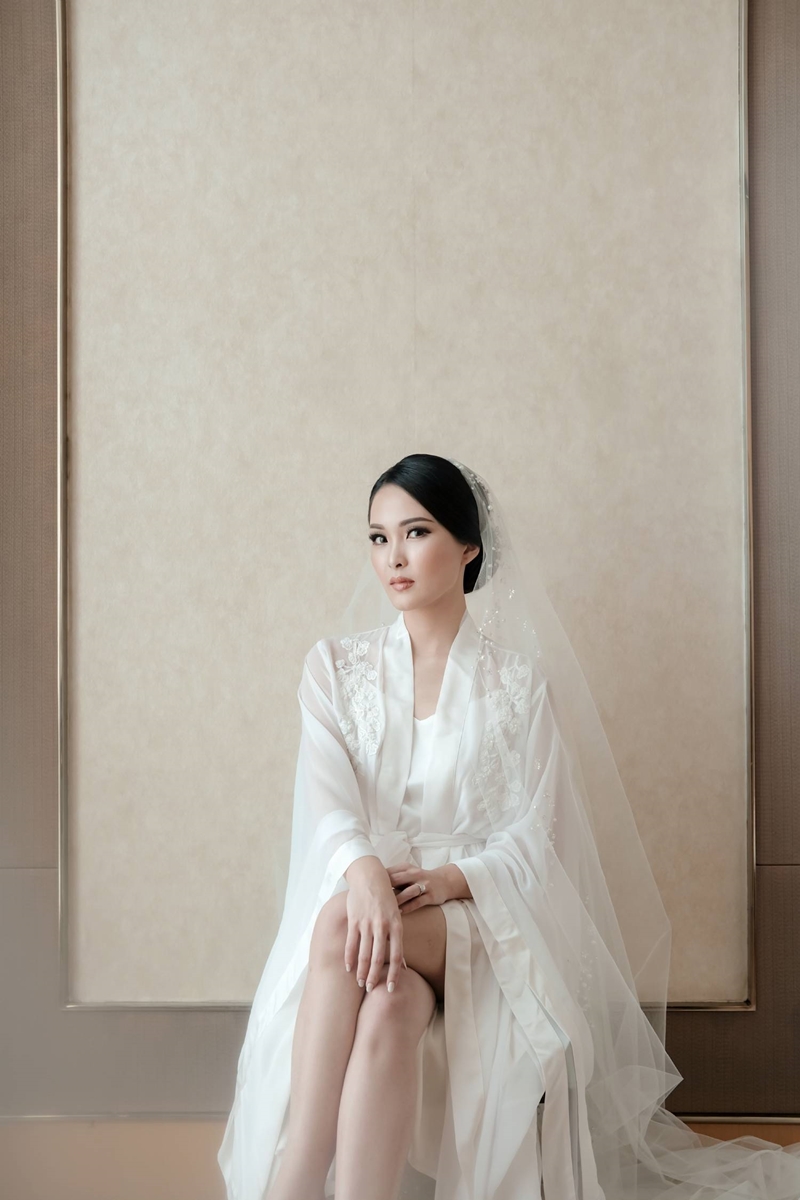 Venue: Raffles Jakarta I Gaun Pengantin: Yefta Gunawan I Wedding Crown: Rinaldy A Yunardi IDecoratio