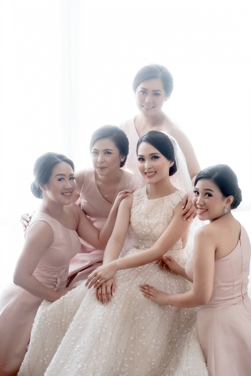 Venue: Raffles Jakarta I Gaun Pengantin: Yefta Gunawan I Wedding Crown: Rinaldy A Yunardi IDecoratio