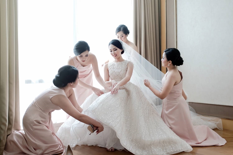 Venue: Raffles Jakarta I Gaun Pengantin: Yefta Gunawan I Wedding Crown: Rinaldy A Yunardi IDecoratio